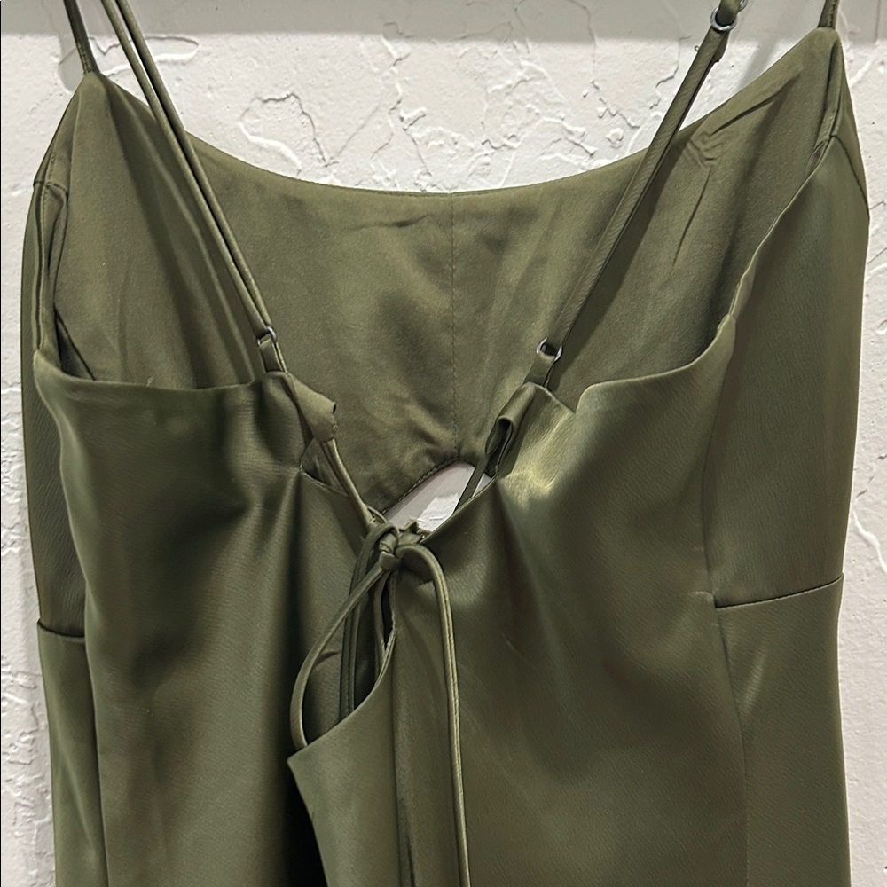 Elegant Green Sleeveless Dress - Picture 2 of 4